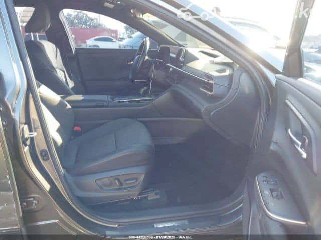 Toyota Crown XVI (S230) 2.5hyb CVT