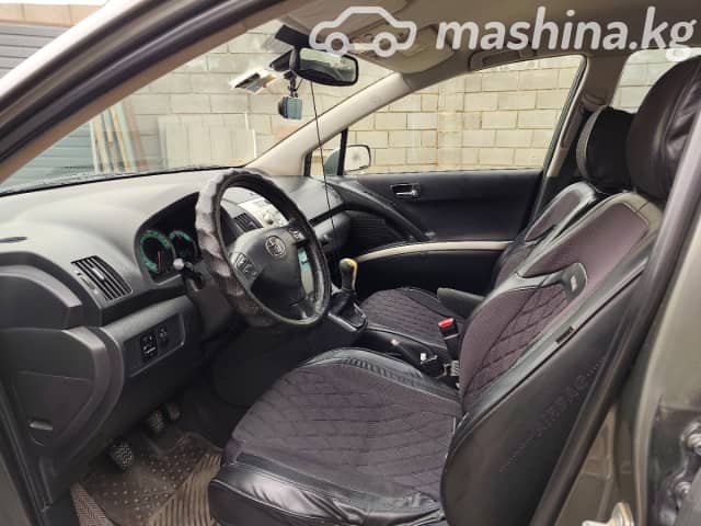 Toyota Corolla Verso I Рестайлинг 1.6 MT