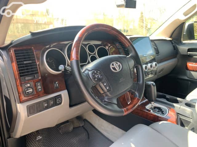 Toyota Sequoia II 5.7 AT 4WD