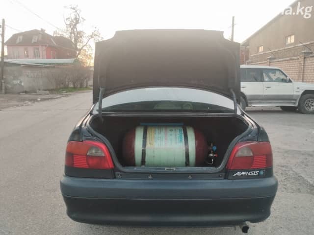 Toyota Avensis I 1.6 MT