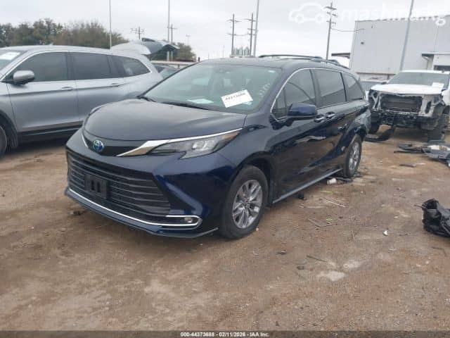 Toyota Sienna IV 2.5hyb AT 4WD