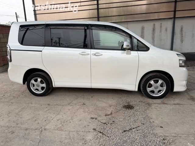 Toyota Voxy II (R70) 2.0 CVT 4WD