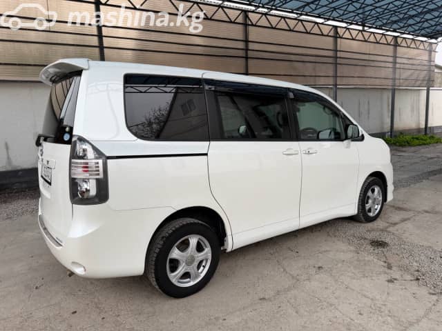 Toyota Voxy II (R70) 2.0 CVT 4WD