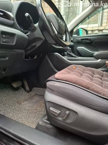Toyota Highlander IV (U70)
