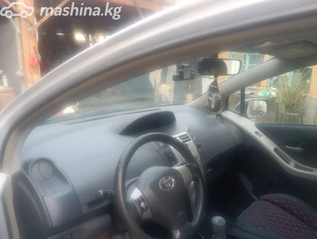 Toyota Yaris II Рестайлинг 1.3 MT