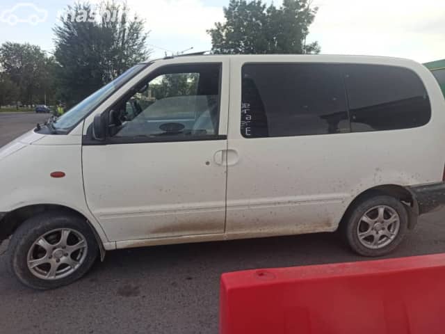 Nissan Serena I (C23) 1.6 MT