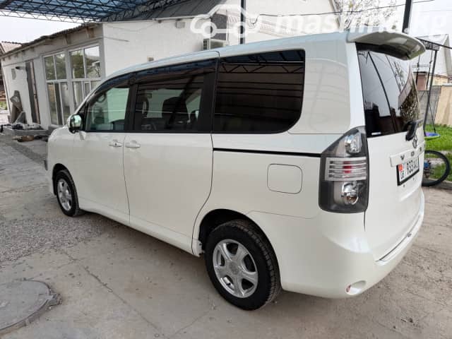 Toyota Voxy II (R70) 2.0 CVT 4WD