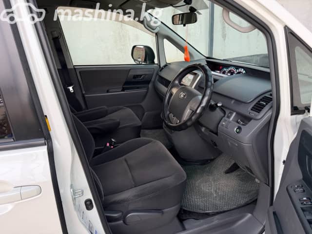 Toyota Voxy II (R70) 2.0 CVT 4WD