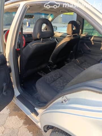 Volkswagen Bora 1.6 MT