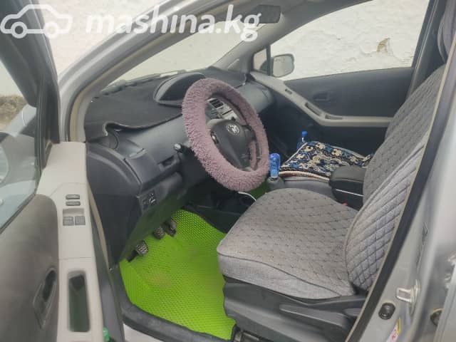 Toyota Yaris II Рестайлинг 1.0 MT