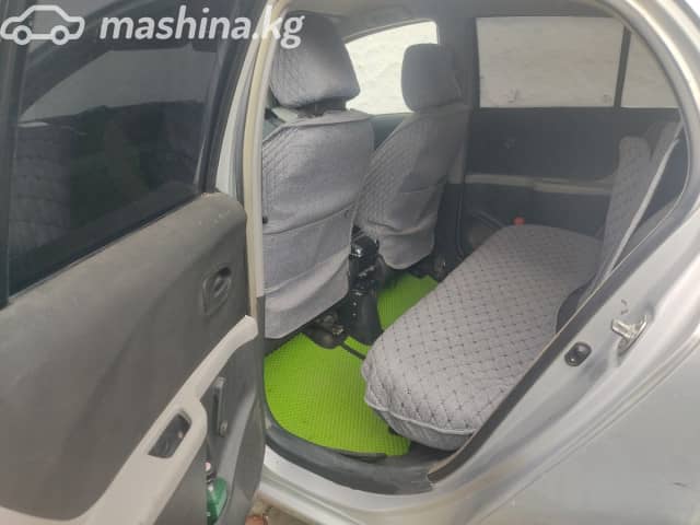 Toyota Yaris II Рестайлинг 1.0 MT