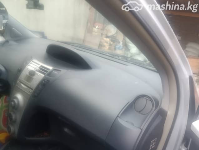 Toyota Yaris II Рестайлинг 1.3 MT