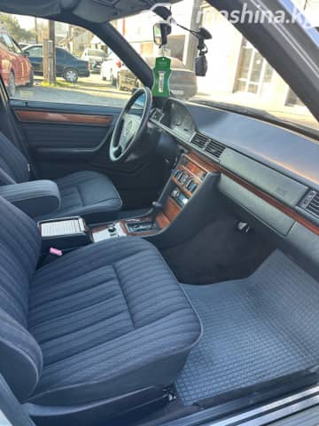 Mercedes-Benz W124 220 2.2 AT