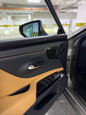 Lexus ES VII Рестайлинг 300h 2.5hyb CVT