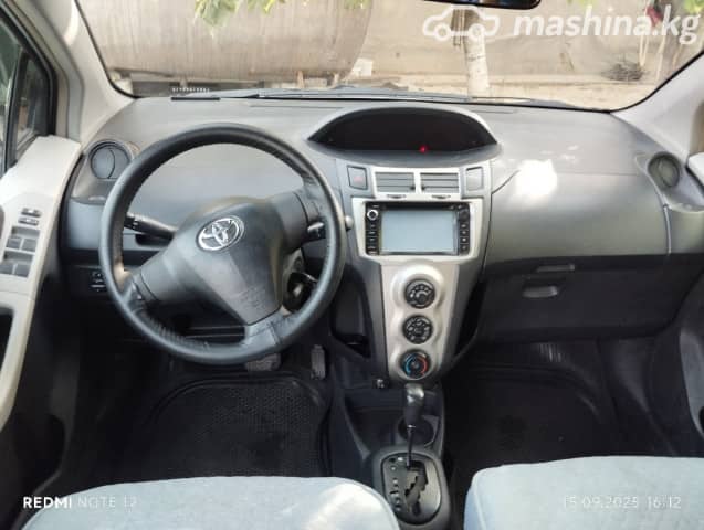 Toyota Yaris II Рестайлинг 1.3 AT
