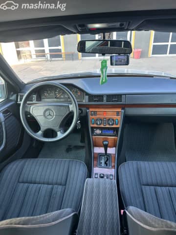 Mercedes-Benz W124 220 2.2 AT