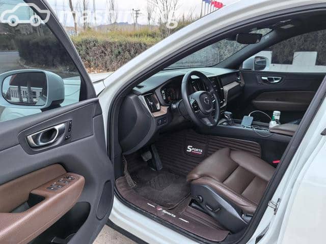 Volvo XC60 II Рестайлинг 2.0 AT 4WD