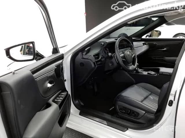 Lexus ES VII Рестайлинг 300h 2.5hyb CVT