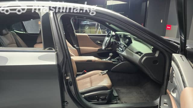 Lexus ES VII Рестайлинг 300h 2.5hyb CVT
