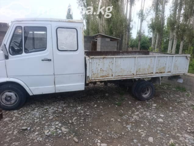 Mercedes-Benz Бортовой (4х2)