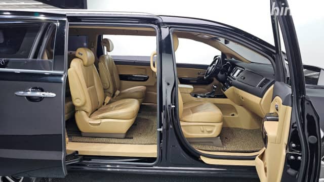 Kia Carnival III 2.2d AT