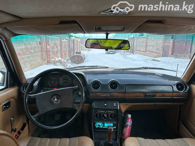 Mercedes-Benz W123 200 4-speed 2.0d MT