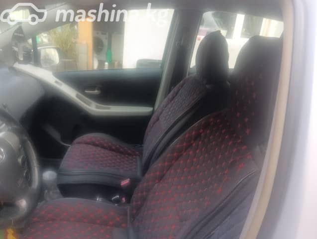 Toyota Yaris II Рестайлинг 1.3 MT