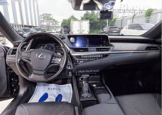 Lexus ES VII 300h 2.5hyb CVT