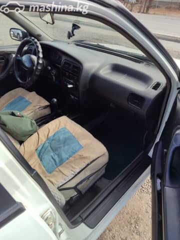 Nissan Primera I (P10) 1.6 MT