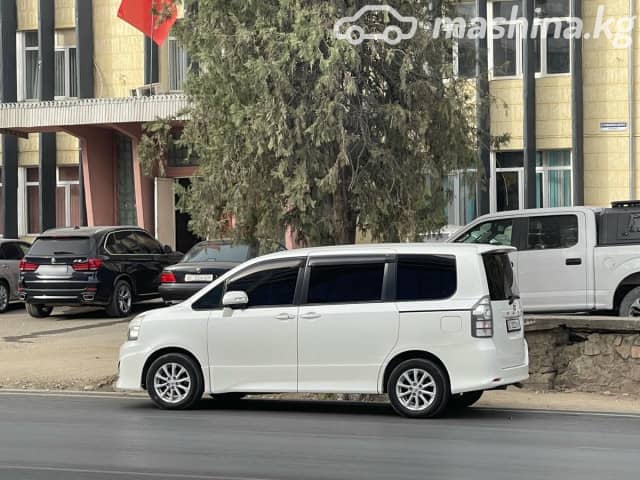 Toyota Voxy II (R70) Рестайлинг 2.0 CVT 4WD