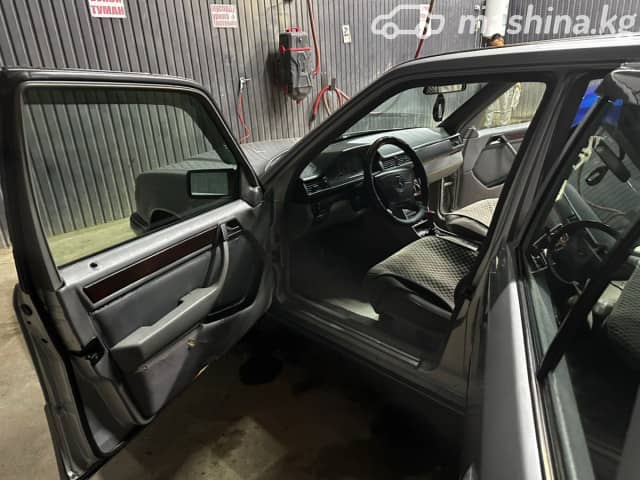 Mercedes-Benz E-Класс I (W124) 220 2.2 MT